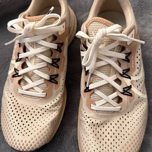 Women’s 8.5 beige Nike sneakers